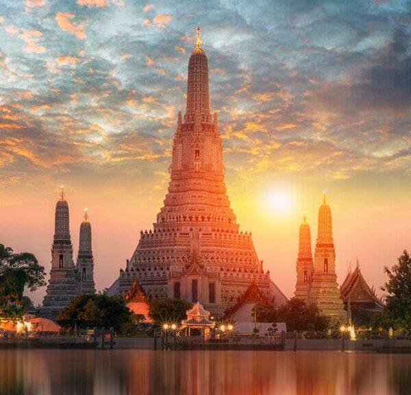 Three Temple Bangkok City tour: Wat Traimit, Wat Pho, Wat Arun with Guide