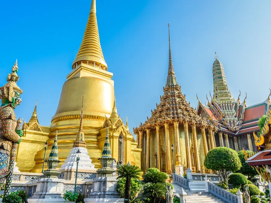 Three Temple Bangkok City tour: Wat Traimit, Wat Pho, Wat Arun with Guide
