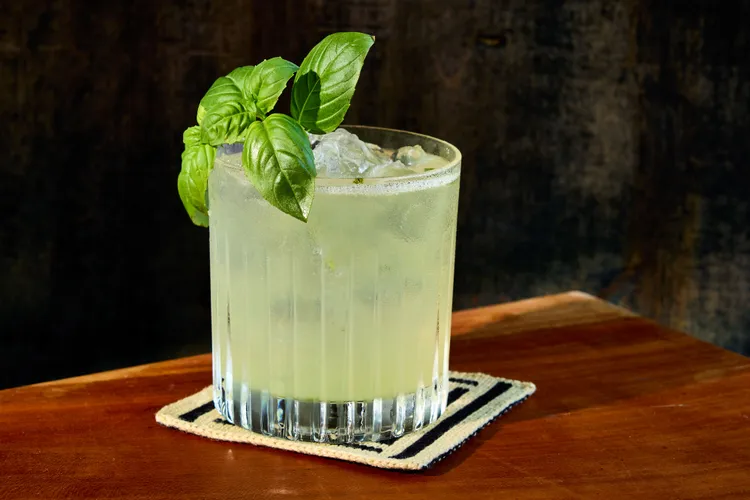 Gin Basil Smash – A Refreshing Modern Classic