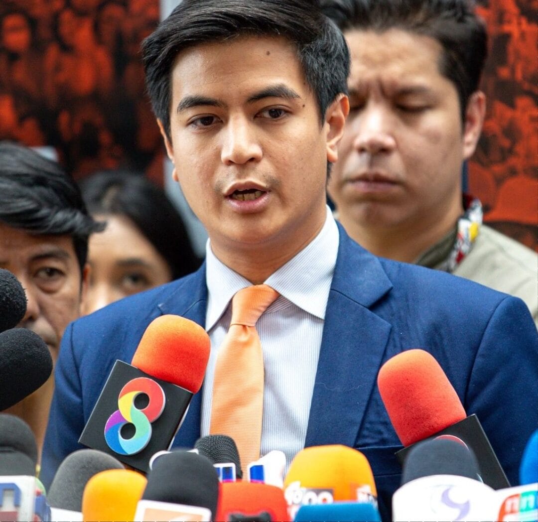 Pheu Thai Urged to Dissolve Parliament