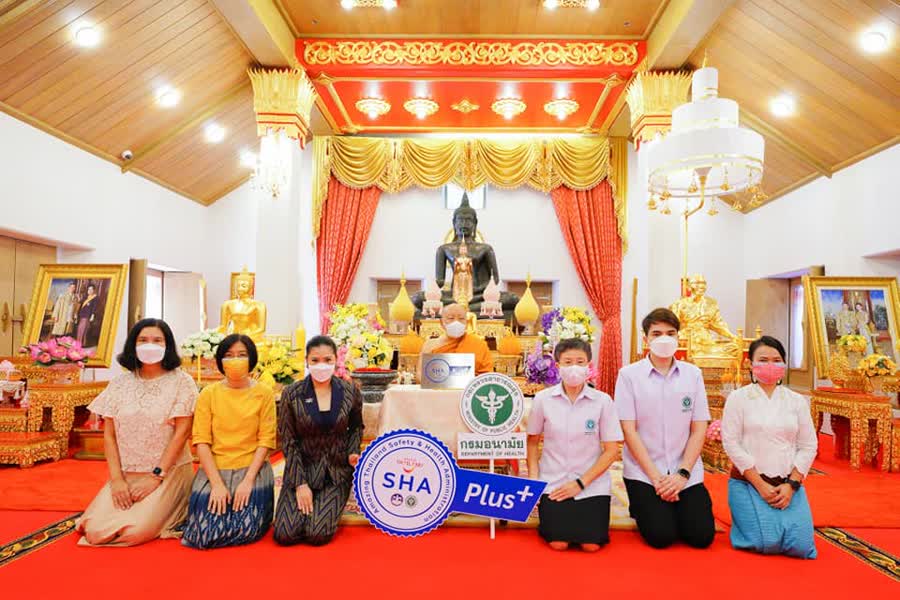 TAT presents SHA+ logos to Wat Pho and Bangkok City Pillar Shrine
